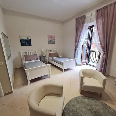 Apartment Palizzi's Behind Plebiscite Square Naples